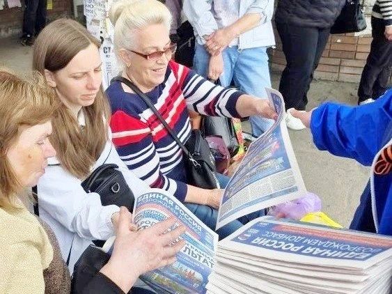 В Шахтерске продолжается раздача спецвыпуска газеты «Донецкая Республика» В Шахтерске продолжается раздача спецвыпуска газеты «Донецкая Республика»