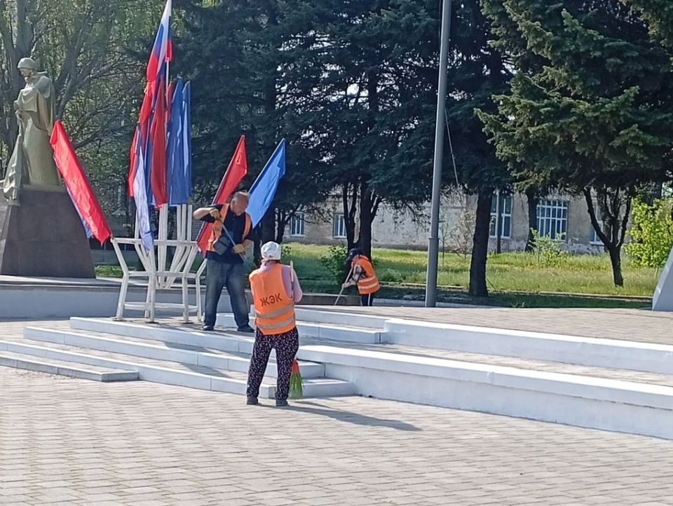 Приводим в порядок к Дню Великой Победы памятные и дорогие ясиноватцам места