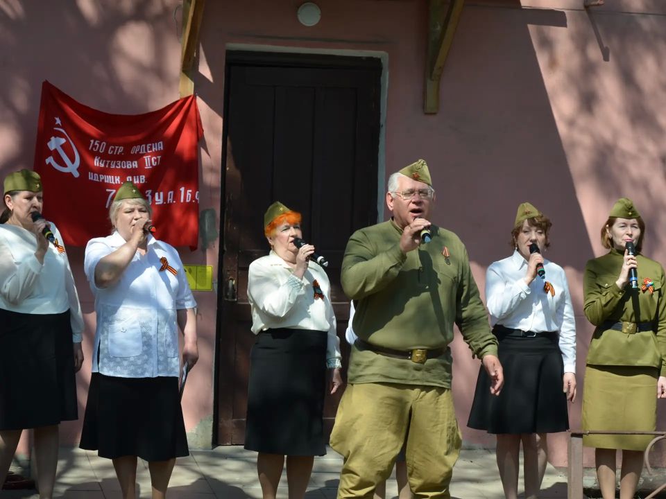 В Шахтерске для подопечных центра социального обслуживания провели праздничный концерт В Шахтерске для подопечных центра социального обслуживания провели праздничный концерт