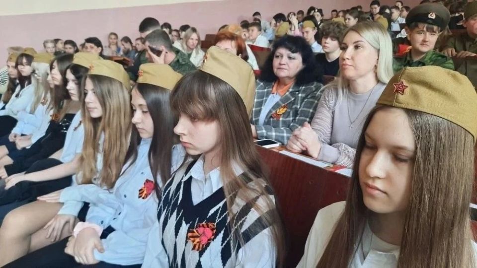 В ГБОУ «Гимназия г.о. Торез» в рамках акции «Классика Победы» проведён конкурс «История одной песни» В ГБОУ «Гимназия г.о. Торез» в рамках акции «Классика Победы» проведён конкурс «История одной песни»