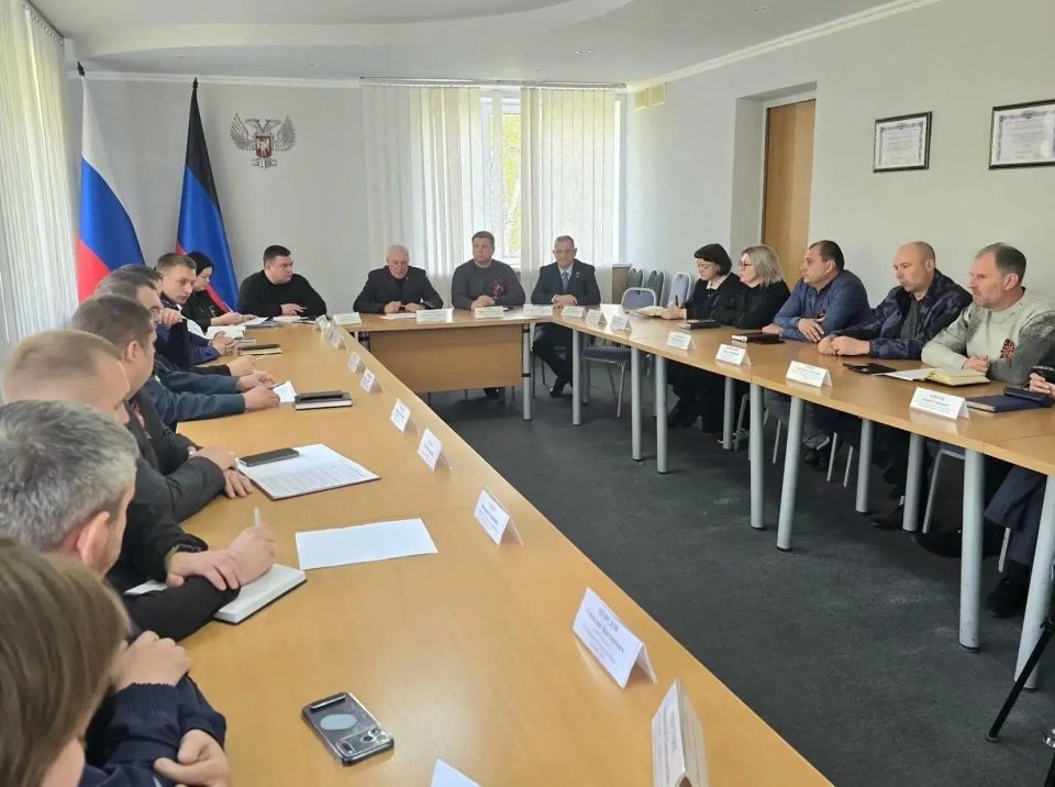 Дмитрий Огилец провел прием граждан и принял участие в аппаратном совещании в Харцызске Дмитрий Огилец провел прием граждан и принял участие в аппаратном совещании в Харцызске