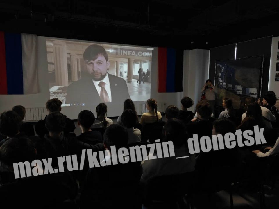 Алексей Кулемзин: Школьники Донецка продолжают посещать мультимедийные выставки Молодёжный центр «30/09» Алексей Кулемзин: Школьники Донецка продолжают посещать мультимедийные выставки Молодёжный центр «30/09»