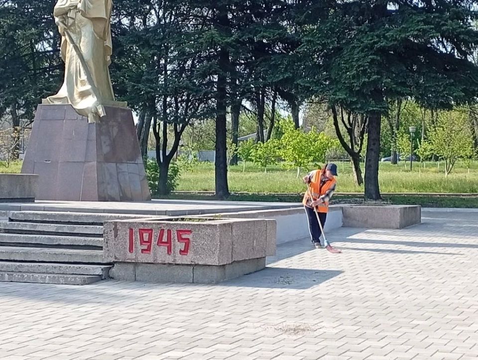 Приводим в порядок к Дню Великой Победы памятные и дорогие ясиноватцам места Приводим в порядок к Дню Великой Победы памятные и дорогие ясиноватцам места