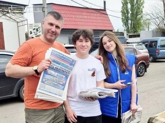 В Шахтерске продолжается раздача спецвыпуска газеты «Донецкая Республика» В Шахтерске продолжается раздача спецвыпуска газеты «Донецкая Республика»