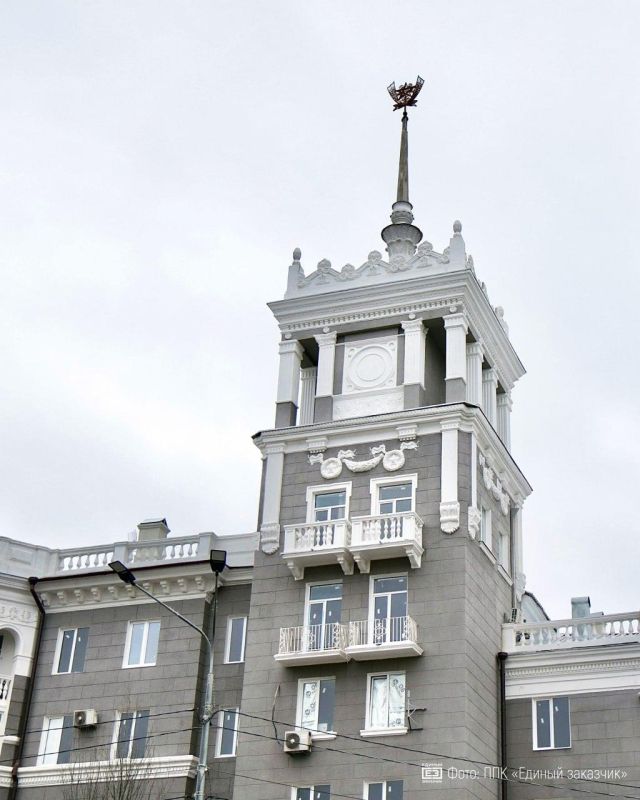Два уникальных дома со шпилем почти восстановили после бомбёжек в Мариуполе Два уникальных дома со шпилем почти восстановили после бомбёжек в Мариуполе