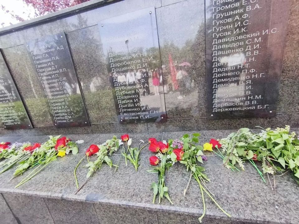 «Сердце с Россией»: в Куйбышевском районе Донецка почтили память героев Русской весны «Сердце с Россией»: в Куйбышевском районе Донецка почтили память героев Русской весны
