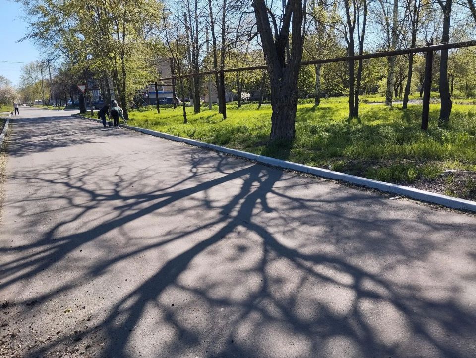 Бурятия завершила асфальтирование территории школы в Комсомольском Старобешевского округа