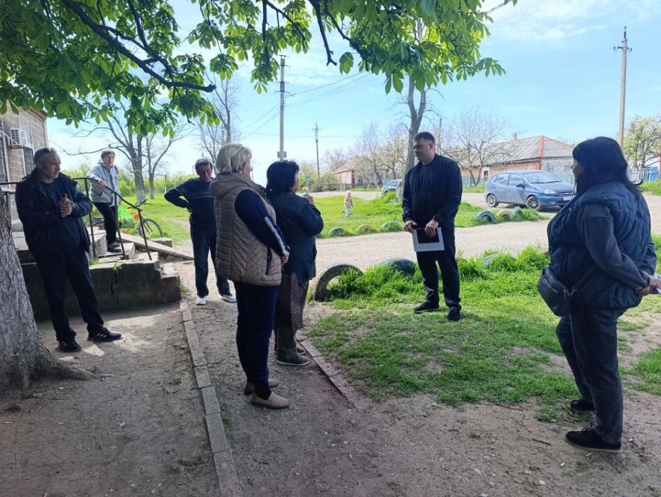 Депутат Мангушского муниципального совета Алексей Зипа провел очередную встречу с жителями, чтобы обсудить насущные проблемы и планы по улучшению инфраструктуры