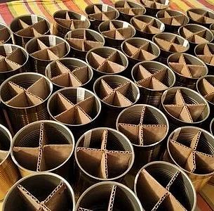 Активисты Народного контроля и Женского движения Единой России в Торезе изготавливают окопные свечи для бойцов Активисты Народного контроля и Женского движения Единой России в Торезе изготавливают окопные свечи для бойцов