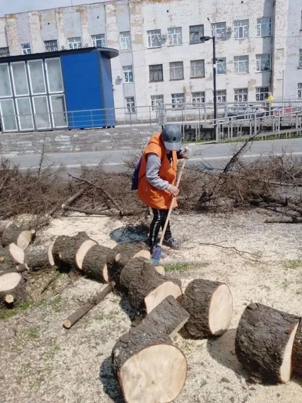 Коммунальщики Снежного продолжают благоустраивать территории общего пользования