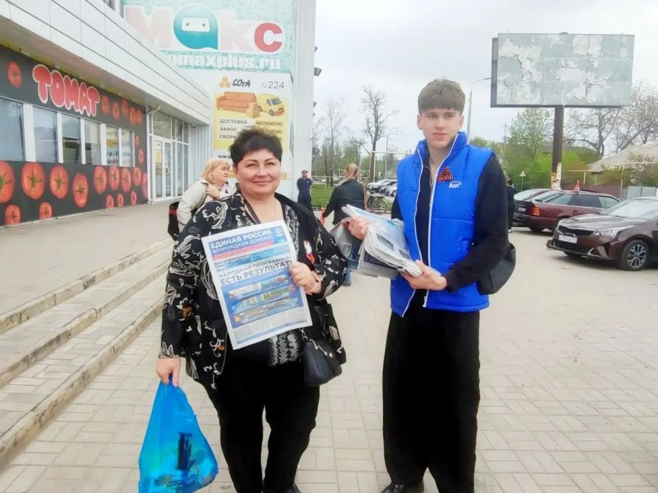 В Шахтерске продолжается раздача спецвыпуска газеты «Донецкая Республика» В Шахтерске продолжается раздача спецвыпуска газеты «Донецкая Республика»