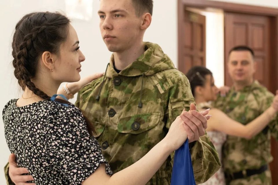Судебные приставы ДНР присоединились к акции «Вальс Победы» в преддверии 9 Мая Судебные приставы ДНР присоединились к акции «Вальс Победы» в преддверии 9 Мая