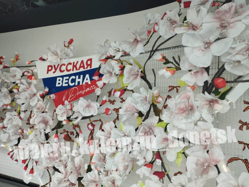 Алексей Кулемзин: Школьники Донецка продолжают посещать мультимедийные выставки Молодёжный центр «30/09» Алексей Кулемзин: Школьники Донецка продолжают посещать мультимедийные выставки Молодёжный центр «30/09»