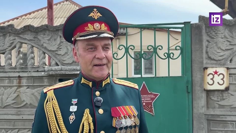 В Донецке артисты фронтовой творческой бригады ансамбля песни и пляски Центрального военного округа поздравили ветеранов Великой Отечественной войны с наступающей 81-й годовщиной Победы