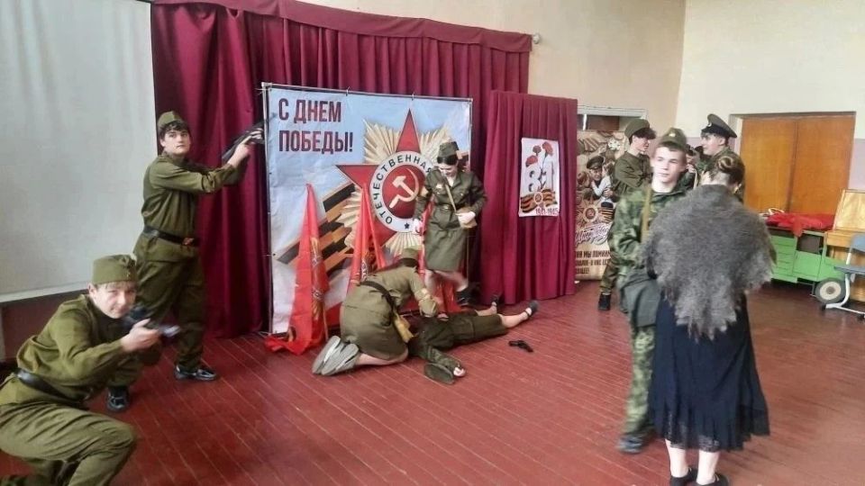 В ГБОУ «Гимназия г.о. Торез» в рамках акции «Классика Победы» проведён конкурс «История одной песни» В ГБОУ «Гимназия г.о. Торез» в рамках акции «Классика Победы» проведён конкурс «История одной песни»