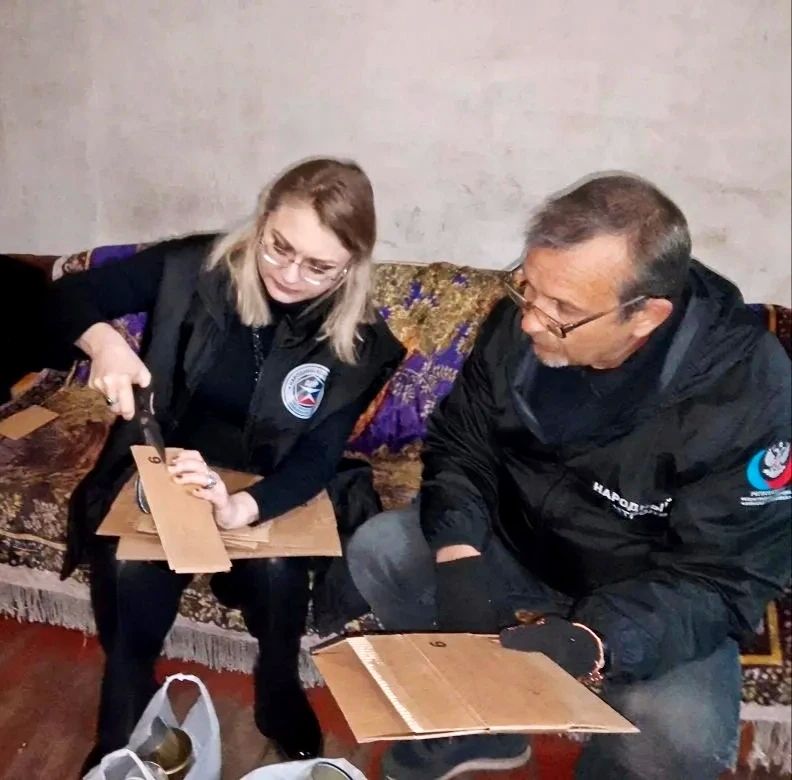 Активисты Народного контроля и Женского движения Единой России в Торезе изготавливают окопные свечи для бойцов Активисты Народного контроля и Женского движения Единой России в Торезе изготавливают окопные свечи для бойцов