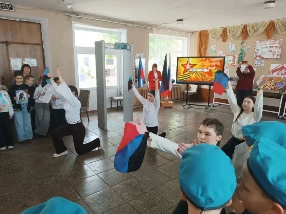 Сегодня, 7 мая 2026 года, в ГБОУ «Школа №11 г.о. Торез» прошла патриотическая акция «Бессмертный полк» Сегодня, 7 мая 2026 года, в ГБОУ «Школа №11 г.о. Торез» прошла патриотическая акция «Бессмертный полк»