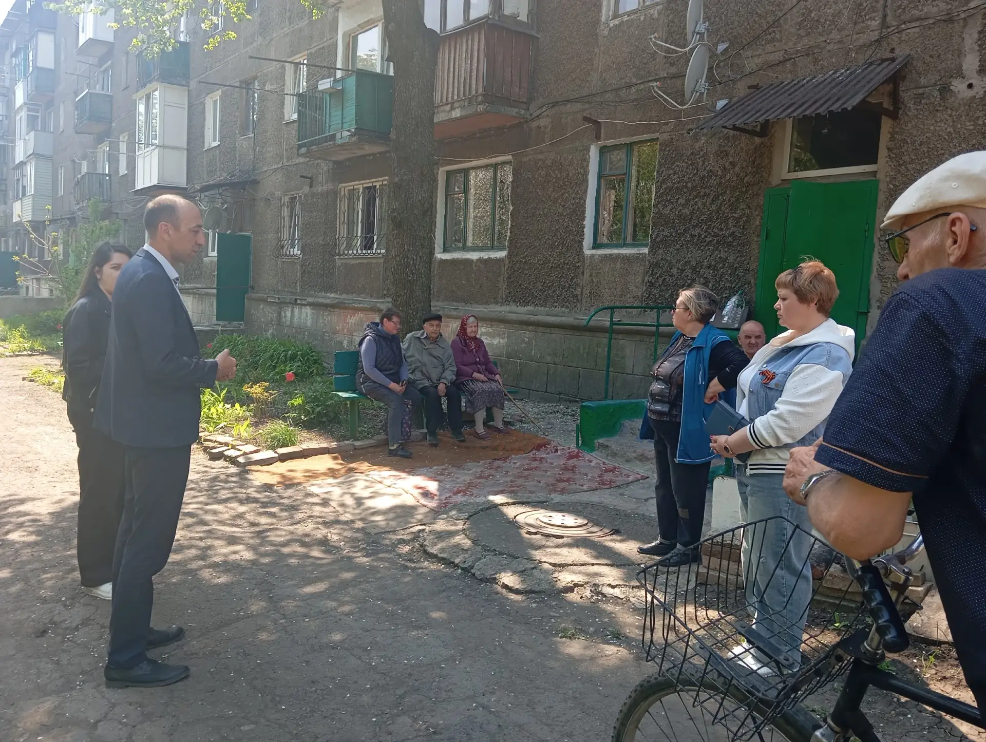 Сегодня, 08 мая, заместитель главы администрации городского округа Дебальцево Евгений Глебов провел встречу с населением на Заводском поселке