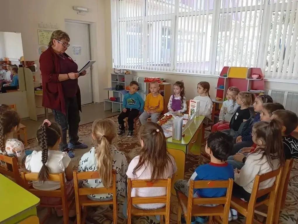 В преддверии праздника Дня Победы, в рамках реализации проекта «Историческая память» библиотекарь Мангушской поселковой библиотеки для детей с ребятами из детского сада «Алиса» провела литературный час «Читаем детям о войне» В преддверии праздника Дня Победы, в рамках реализации проекта «Историческая память» библиотекарь Мангушской поселковой библиотеки для детей с ребятами из детского сада «Алиса» провела литературный час «Читаем детям о войне»