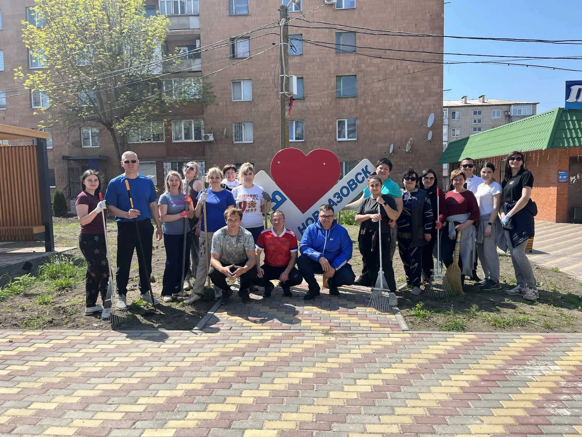 Сегодня, 8 мая, в Новоазовском муниципальном округе состоялся масштабный субботник, приуроченный к Двухмесячнику по благоустройству и в преддверии великого праздника — Дня Победы Сегодня, 8 мая, в Новоазовском муниципальном округе состоялся масштабный субботник, приуроченный к Двухмесячнику по благоустройству и в преддверии великого праздника — Дня Победы