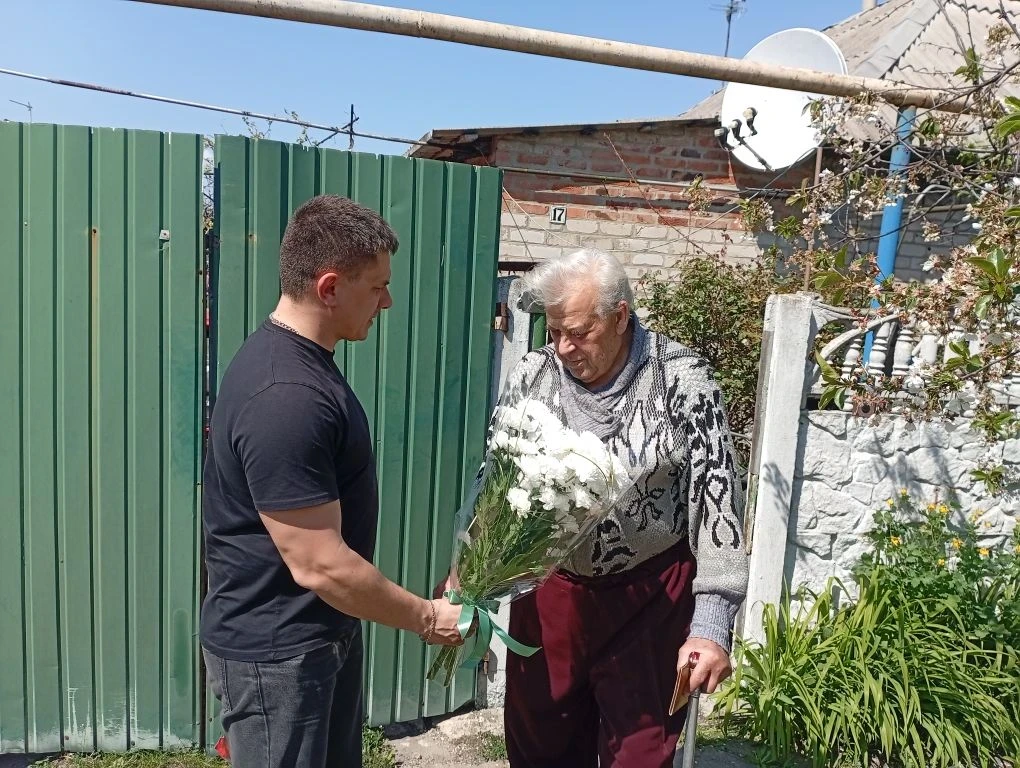 Низкий поклон ветеранам. Накануне 9 Мая заместитель главы администрации округа Артём Поликарпов и исполнительный секретарь местного отделения «Единой России» Марина Крамаренко навестили труженицу тыла Серафиму Стефановну... Низкий поклон ветеранам. Накануне 9 Мая заместитель главы администрации округа Артём Поликарпов и исполнительный секретарь местного отделения «Единой России» Марина Крамаренко навестили труженицу тыла Серафиму Стефановну...