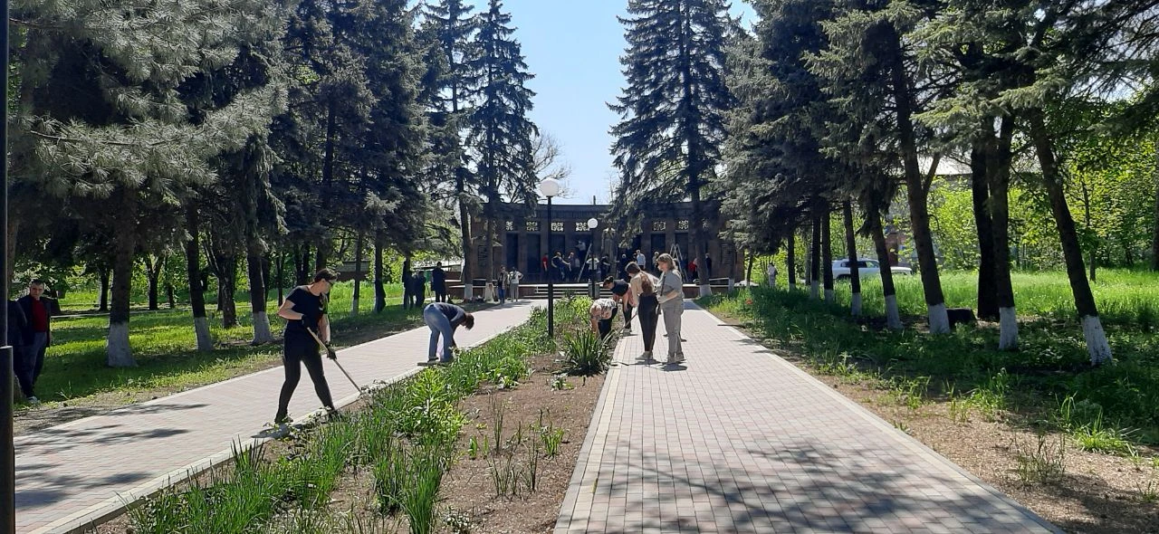 В рамках двухмесячника по благоустройству и в преддверии Дня Великой Победы в Володарском муниципальном округе состоялся масштабный субботник В рамках двухмесячника по благоустройству и в преддверии Дня Великой Победы в Володарском муниципальном округе состоялся масштабный субботник