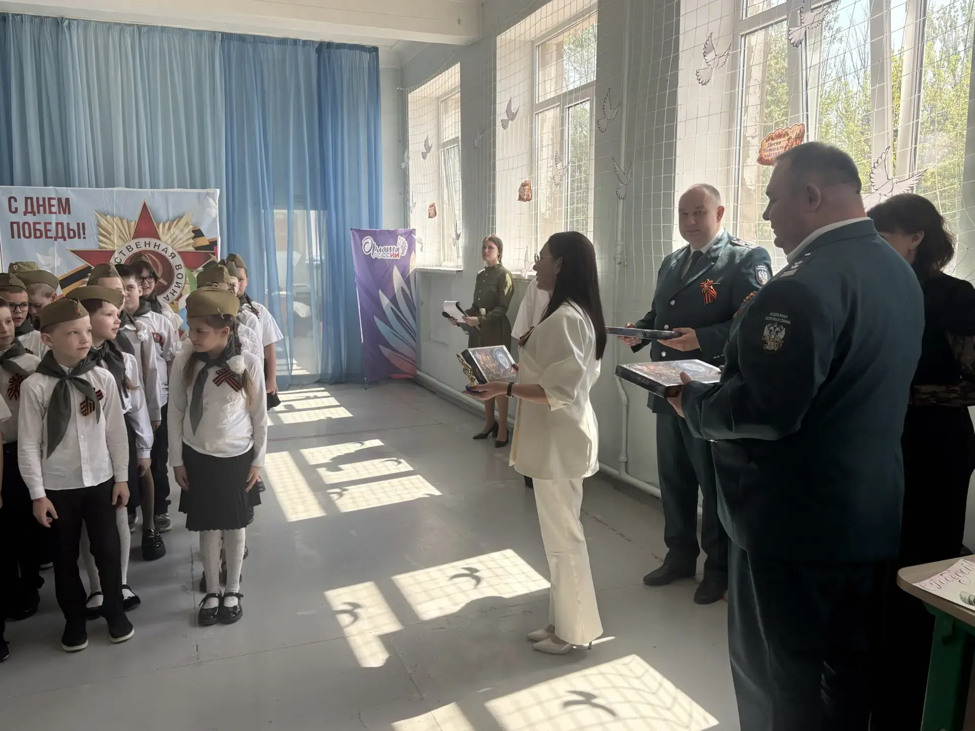 В преддверии празднования 81-й годовщины Победы в ГБОУ «Школа № 45 г.о. Донецк» состоялся фестиваль военной песни, который стал ярким событием для учеников и гостей В преддверии празднования 81-й годовщины Победы в ГБОУ «Школа № 45 г.о. Донецк» состоялся фестиваль военной песни, который стал ярким событием для учеников и гостей
