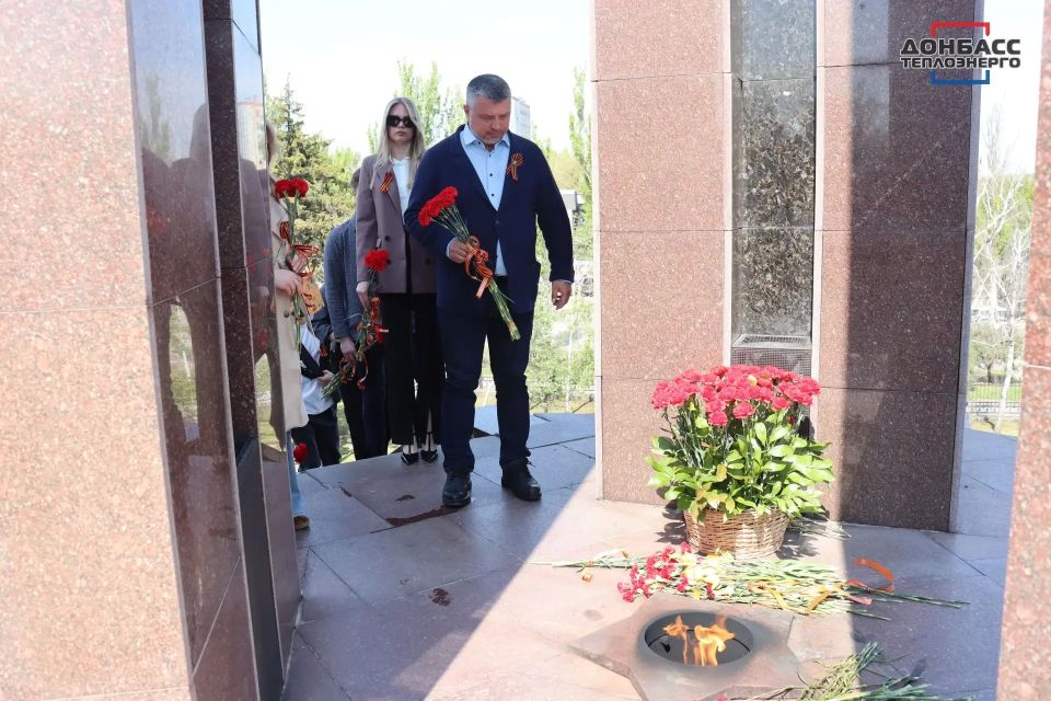 «НИКТО НЕ ЗАБЫТ, НИЧТО НЕ ЗАБЫТО»: СЕРГЕЙ ПОЛХОВ СОВМЕСТНО С МОЛОДЕЖНЫМ СОВЕТОМ «ДОНБАССТЕПЛОЭНЕРГО» ВОЗЛОЖИЛИ ЦВЕТЫ К МЕМОРИАЛУ «ЖЕРТВАМ ФАШИЗМА» В ДОНЕЦКЕ «НИКТО НЕ ЗАБЫТ, НИЧТО НЕ ЗАБЫТО»: СЕРГЕЙ ПОЛХОВ СОВМЕСТНО С МОЛОДЕЖНЫМ СОВЕТОМ «ДОНБАССТЕПЛОЭНЕРГО» ВОЗЛОЖИЛИ ЦВЕТЫ К МЕМОРИАЛУ «ЖЕРТВАМ ФАШИЗМА» В ДОНЕЦКЕ
