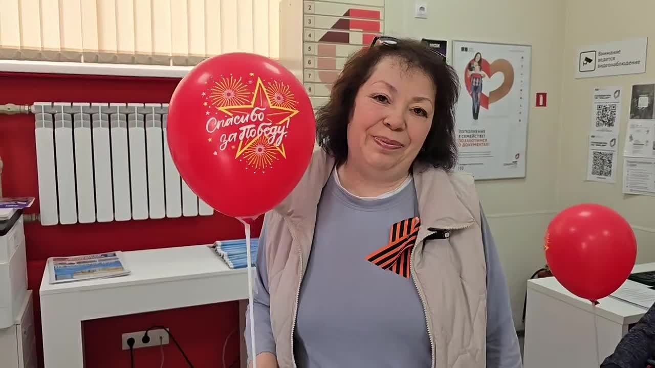 В преддверии великого праздника Победы сотрудники МФЦ города Юнокоммунаровск присоединились к акции и поздравили заявителей георгиевскими лентами и воздушными шарами