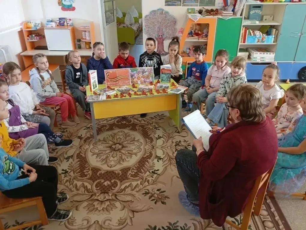В преддверии праздника Дня Победы, в рамках реализации проекта «Историческая память» библиотекарь Мангушской поселковой библиотеки для детей с ребятами из детского сада «Алиса» провела литературный час «Читаем детям о войне» В преддверии праздника Дня Победы, в рамках реализации проекта «Историческая память» библиотекарь Мангушской поселковой библиотеки для детей с ребятами из детского сада «Алиса» провела литературный час «Читаем детям о войне»