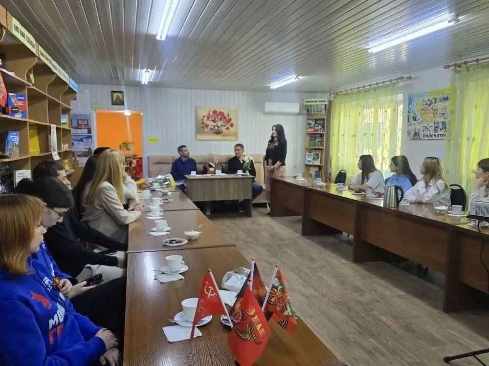 В преддверии великого праздника, Дня Победы, в библиотеке Докучаевска состоялась теплая и трогательная встреча В преддверии великого праздника, Дня Победы, в библиотеке Докучаевска состоялась теплая и трогательная встреча