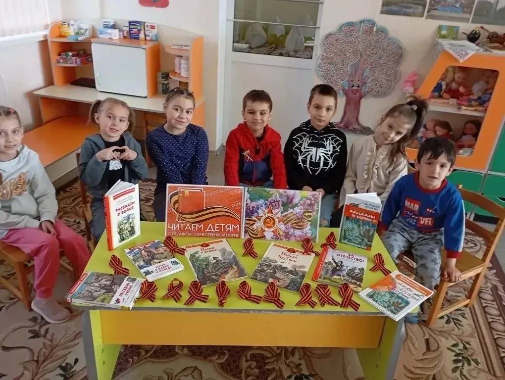 В преддверии праздника Дня Победы, в рамках реализации проекта «Историческая память» библиотекарь Мангушской поселковой библиотеки для детей с ребятами из детского сада «Алиса» провела литературный час «Читаем детям о войне» В преддверии праздника Дня Победы, в рамках реализации проекта «Историческая память» библиотекарь Мангушской поселковой библиотеки для детей с ребятами из детского сада «Алиса» провела литературный час «Читаем детям о войне»