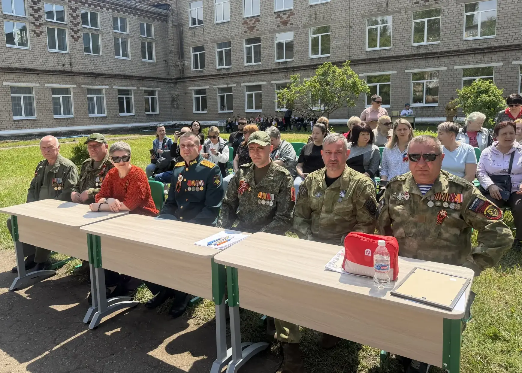 Иван Адамец: Вместе с управляющим делами администрации городского округа Донецк Юлией Сницарь принял участие в масштабном «Конкурсе строя и песни» в школе №46, который собрал учащихся, педагогов, родителей и ветеранов Иван Адамец: Вместе с управляющим делами администрации городского округа Донецк Юлией Сницарь принял участие в масштабном «Конкурсе строя и песни» в школе №46, который собрал учащихся, педагогов, родителей и ветеранов