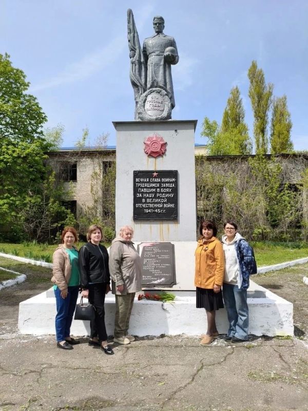 Специалисты отделения Социального фонда по Донецкой Народной Республики оформили "Окно Победы" и возложили цветы к памятнику погибших воинов в ВОВ Специалисты отделения Социального фонда по Донецкой Народной Республики оформили "Окно Победы" и возложили цветы к памятнику погибших воинов в ВОВ