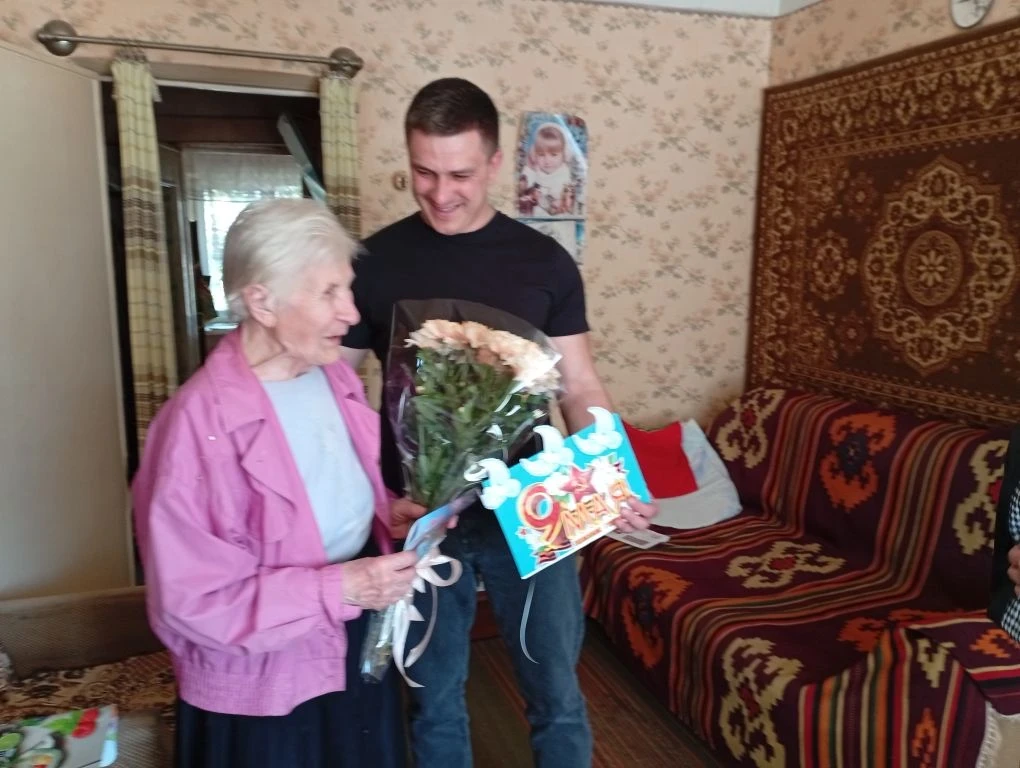 Низкий поклон ветеранам. Накануне 9 Мая заместитель главы администрации округа Артём Поликарпов и исполнительный секретарь местного отделения «Единой России» Марина Крамаренко навестили труженицу тыла Серафиму Стефановну... Низкий поклон ветеранам. Накануне 9 Мая заместитель главы администрации округа Артём Поликарпов и исполнительный секретарь местного отделения «Единой России» Марина Крамаренко навестили труженицу тыла Серафиму Стефановну...