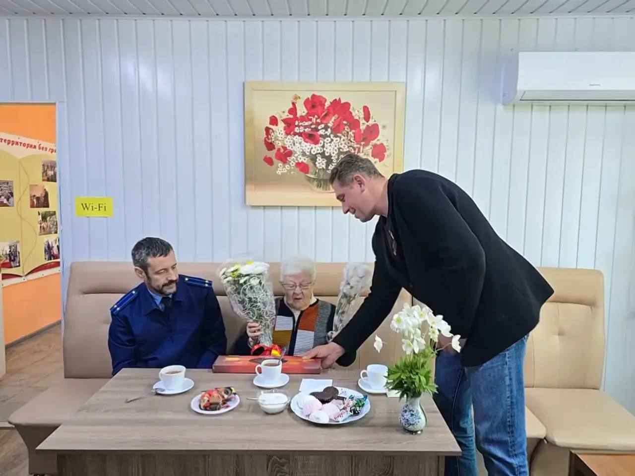 В преддверии великого праздника, Дня Победы, в библиотеке Докучаевска состоялась теплая и трогательная встреча В преддверии великого праздника, Дня Победы, в библиотеке Докучаевска состоялась теплая и трогательная встреча