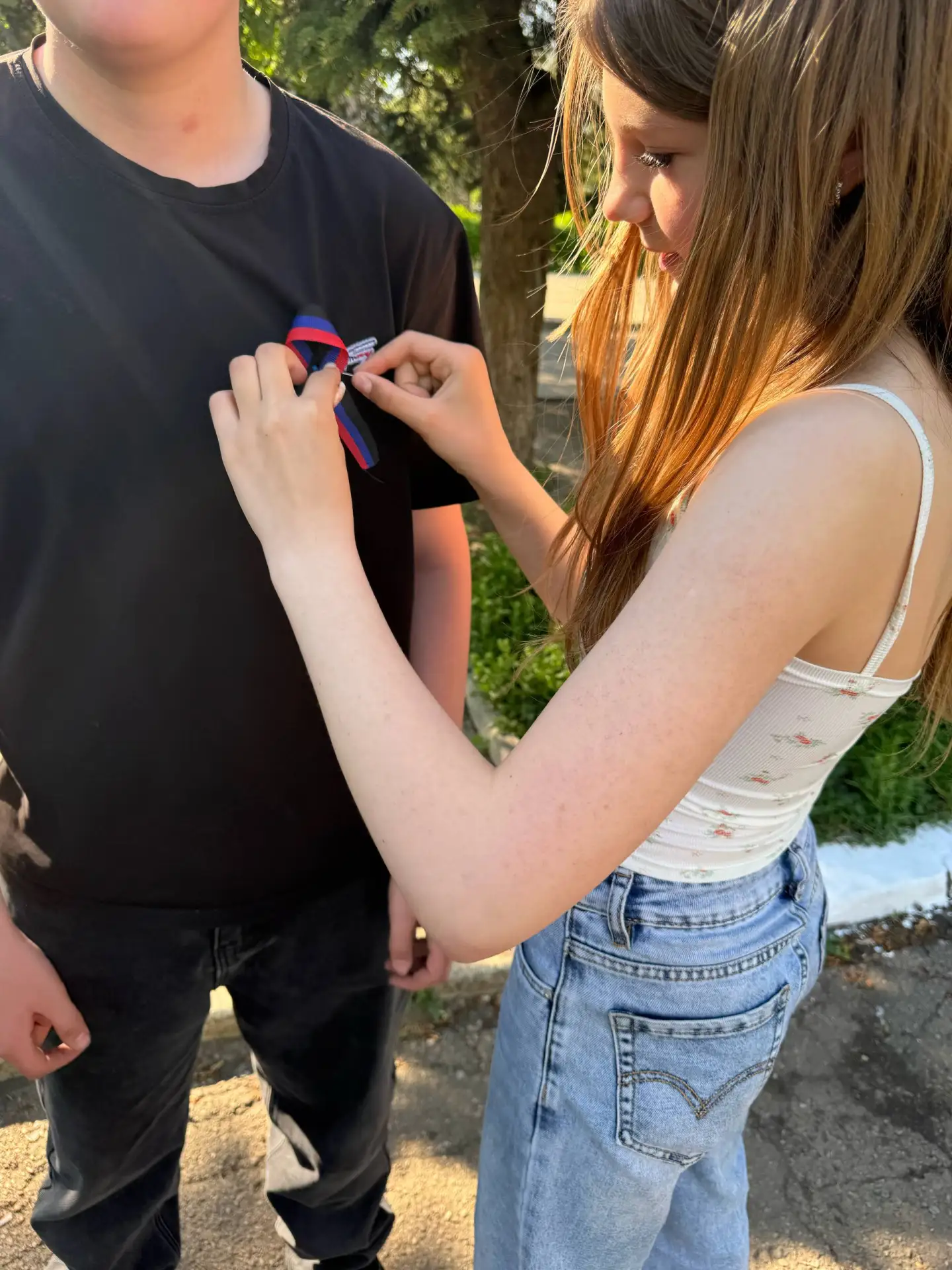 В Никитовском районе Горловки прошла акция по раздаче лент в цветах Донецкой Народной Республики
