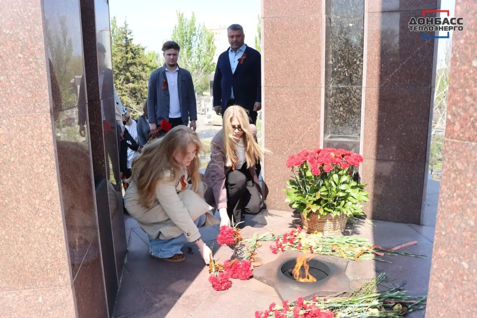 «НИКТО НЕ ЗАБЫТ, НИЧТО НЕ ЗАБЫТО»: СЕРГЕЙ ПОЛХОВ СОВМЕСТНО С МОЛОДЕЖНЫМ СОВЕТОМ «ДОНБАССТЕПЛОЭНЕРГО» ВОЗЛОЖИЛИ ЦВЕТЫ К МЕМОРИАЛУ «ЖЕРТВАМ ФАШИЗМА» В ДОНЕЦКЕ «НИКТО НЕ ЗАБЫТ, НИЧТО НЕ ЗАБЫТО»: СЕРГЕЙ ПОЛХОВ СОВМЕСТНО С МОЛОДЕЖНЫМ СОВЕТОМ «ДОНБАССТЕПЛОЭНЕРГО» ВОЗЛОЖИЛИ ЦВЕТЫ К МЕМОРИАЛУ «ЖЕРТВАМ ФАШИЗМА» В ДОНЕЦКЕ