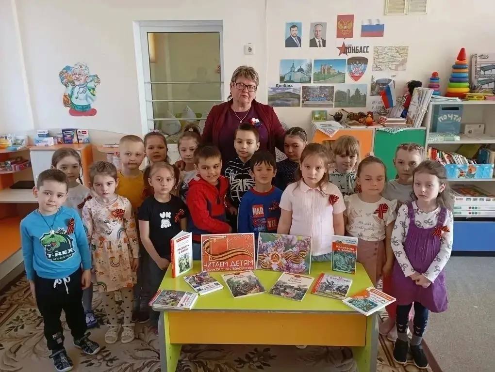 В преддверии праздника Дня Победы, в рамках реализации проекта «Историческая память» библиотекарь Мангушской поселковой библиотеки для детей с ребятами из детского сада «Алиса» провела литературный час «Читаем детям о войне»