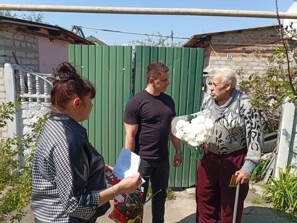 Низкий поклон ветеранам. Накануне 9 Мая заместитель главы администрации округа Артём Поликарпов и исполнительный секретарь местного отделения «Единой России» Марина Крамаренко навестили труженицу тыла Серафиму Стефановну... Низкий поклон ветеранам. Накануне 9 Мая заместитель главы администрации округа Артём Поликарпов и исполнительный секретарь местного отделения «Единой России» Марина Крамаренко навестили труженицу тыла Серафиму Стефановну...
