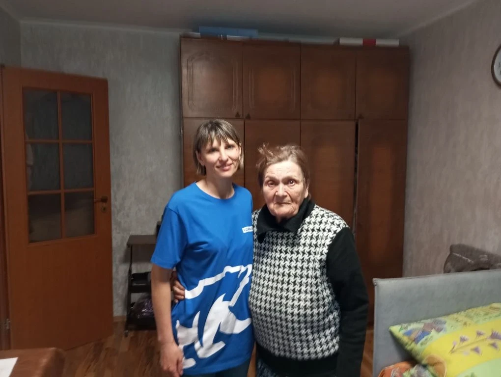 Низкий поклон ветеранам. Накануне 9 Мая заместитель главы администрации округа Артём Поликарпов и исполнительный секретарь местного отделения «Единой России» Марина Крамаренко навестили труженицу тыла Серафиму Стефановну... Низкий поклон ветеранам. Накануне 9 Мая заместитель главы администрации округа Артём Поликарпов и исполнительный секретарь местного отделения «Единой России» Марина Крамаренко навестили труженицу тыла Серафиму Стефановну...