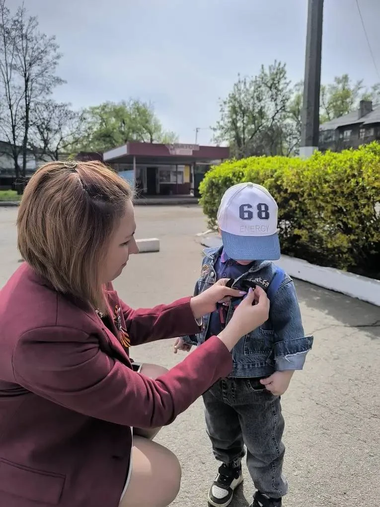 В Никитовском районе Горловки прошла акция по раздаче лент в цветах Донецкой Народной Республики В Никитовском районе Горловки прошла акция по раздаче лент в цветах Донецкой Народной Республики
