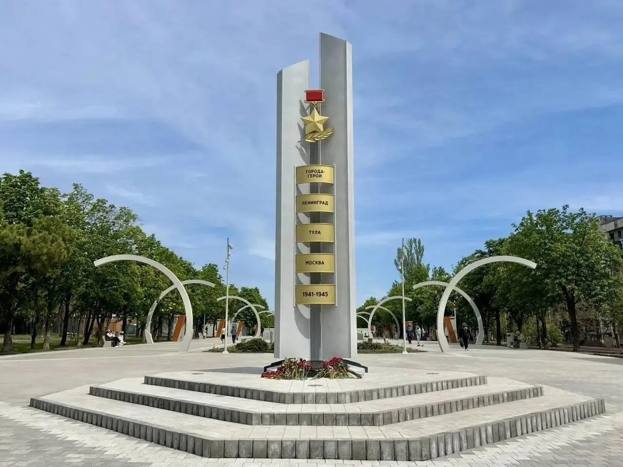 В Мариуполе к 81-й годовщине Победы открыли обновлённый сквер 40-летия Победы В Мариуполе к 81-й годовщине Победы открыли обновлённый сквер 40-летия Победы
