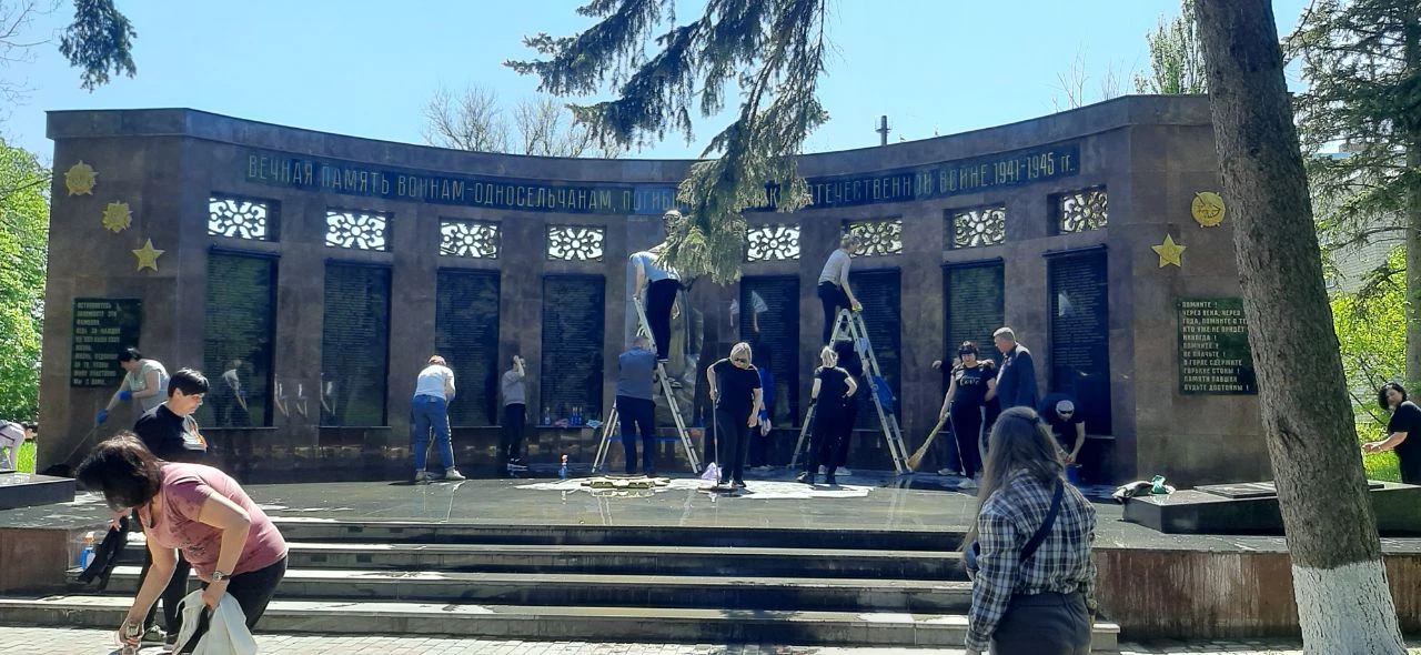 В рамках двухмесячника по благоустройству и в преддверии Дня Великой Победы в Володарском муниципальном округе состоялся масштабный субботник В рамках двухмесячника по благоустройству и в преддверии Дня Великой Победы в Володарском муниципальном округе состоялся масштабный субботник