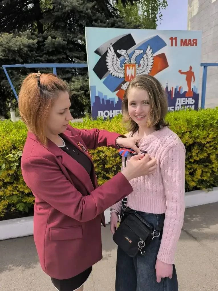 В Никитовском районе Горловки прошла акция по раздаче лент в цветах Донецкой Народной Республики В Никитовском районе Горловки прошла акция по раздаче лент в цветах Донецкой Народной Республики