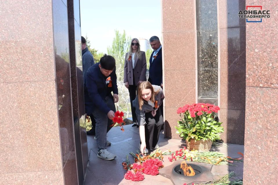 «НИКТО НЕ ЗАБЫТ, НИЧТО НЕ ЗАБЫТО»: СЕРГЕЙ ПОЛХОВ СОВМЕСТНО С МОЛОДЕЖНЫМ СОВЕТОМ «ДОНБАССТЕПЛОЭНЕРГО» ВОЗЛОЖИЛИ ЦВЕТЫ К МЕМОРИАЛУ «ЖЕРТВАМ ФАШИЗМА» В ДОНЕЦКЕ «НИКТО НЕ ЗАБЫТ, НИЧТО НЕ ЗАБЫТО»: СЕРГЕЙ ПОЛХОВ СОВМЕСТНО С МОЛОДЕЖНЫМ СОВЕТОМ «ДОНБАССТЕПЛОЭНЕРГО» ВОЗЛОЖИЛИ ЦВЕТЫ К МЕМОРИАЛУ «ЖЕРТВАМ ФАШИЗМА» В ДОНЕЦКЕ