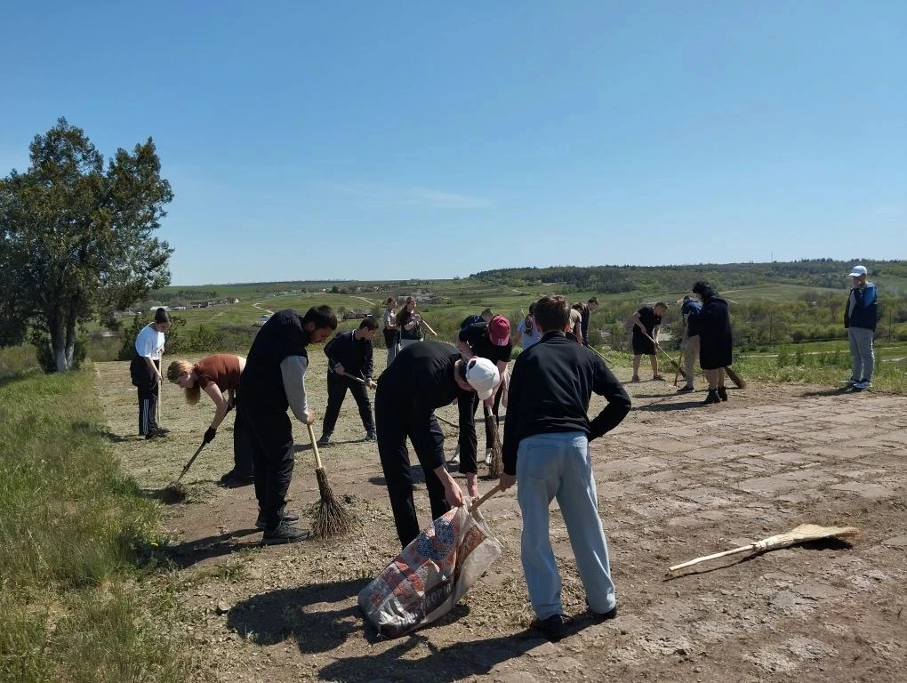 В рамках двухмесячника по благоустройству и в преддверии Дня Великой Победы в Володарском муниципальном округе состоялся масштабный субботник В рамках двухмесячника по благоустройству и в преддверии Дня Великой Победы в Володарском муниципальном округе состоялся масштабный субботник