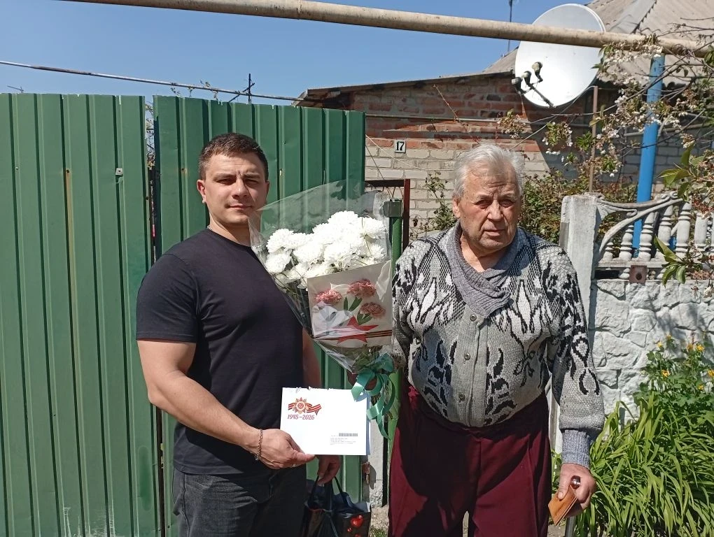 Низкий поклон ветеранам. Накануне 9 Мая заместитель главы администрации округа Артём Поликарпов и исполнительный секретарь местного отделения «Единой России» Марина Крамаренко навестили труженицу тыла Серафиму Стефановну... Низкий поклон ветеранам. Накануне 9 Мая заместитель главы администрации округа Артём Поликарпов и исполнительный секретарь местного отделения «Единой России» Марина Крамаренко навестили труженицу тыла Серафиму Стефановну...