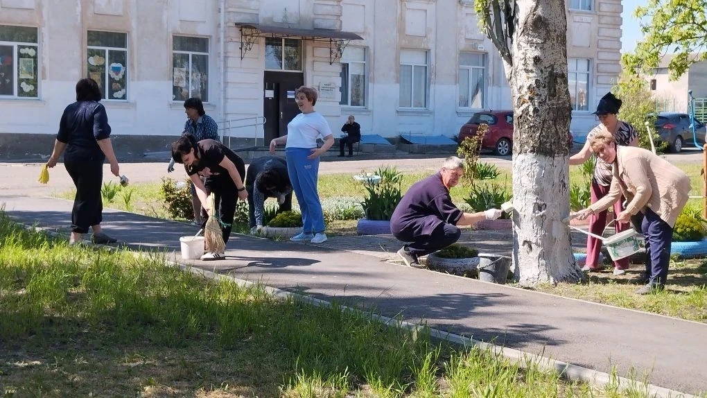В рамках двухмесячника по благоустройству и в преддверии Дня Великой Победы в Володарском муниципальном округе состоялся масштабный субботник В рамках двухмесячника по благоустройству и в преддверии Дня Великой Победы в Володарском муниципальном округе состоялся масштабный субботник