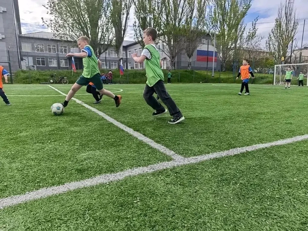 В рамках проекта «Детский спорт», при поддержке партии Единой России, в городе Новоазовске состоялся открытый турнир по минифутболу «Кубок Победы», посвященный празднованию Дня Победы в Великой Отечественной войне В рамках проекта «Детский спорт», при поддержке партии Единой России, в городе Новоазовске состоялся открытый турнир по минифутболу «Кубок Победы», посвященный празднованию Дня Победы в Великой Отечественной войне
